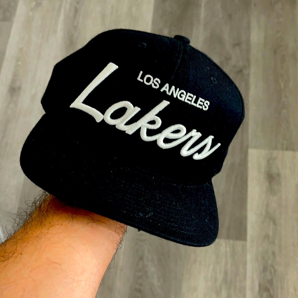 MITCHELL AND NESS HAT LAKERS EDITION